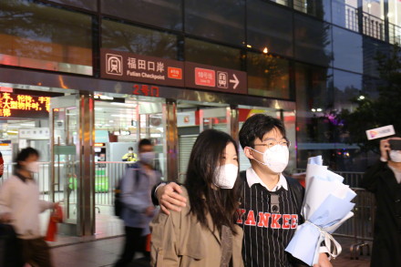 直击深圳福田口岸通关！有旅客激动哽咽