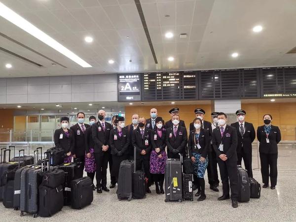 “李名语,欢迎回家”,父亲手写横幅迎接3年未见的女儿 “李名语,欢迎回家”,父亲手写横幅迎接3年未见的女儿