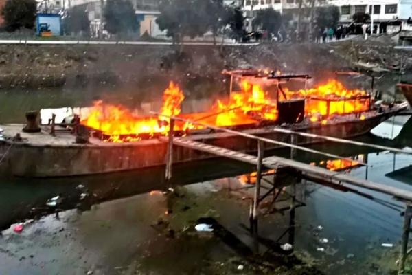 江苏一渔船被烧成空壳，背后的原因不容忽视！