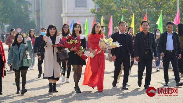 中越河口口岸正式恢复通关,越南工作人员准备鲜花迎接中国游客 中越河口口岸正式恢复通关,越南工作人员准备鲜花迎接中国游客