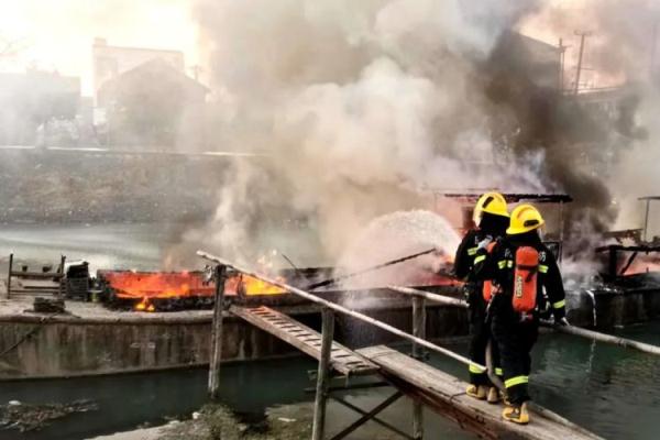 江苏一渔船被烧成空壳，背后的原因不容忽视！