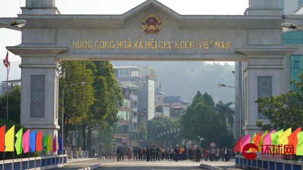 中越河口口岸正式恢复通关,越南工作人员准备鲜花迎接中国游客 中越河口口岸正式恢复通关,越南工作人员准备鲜花迎接中国游客