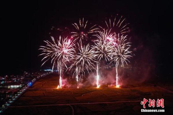 烟花爆竹是“禁”是“放”？多地调整政策