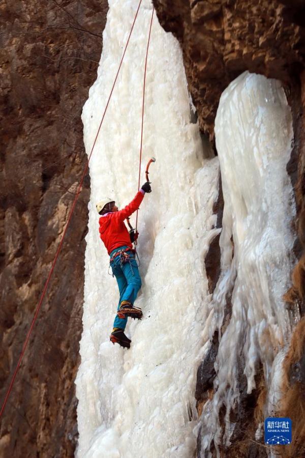 河北邢台:壮美冰壁引客来 河北邢台:壮美冰壁引客来