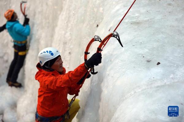 河北邢台:壮美冰壁引客来 河北邢台:壮美冰壁引客来