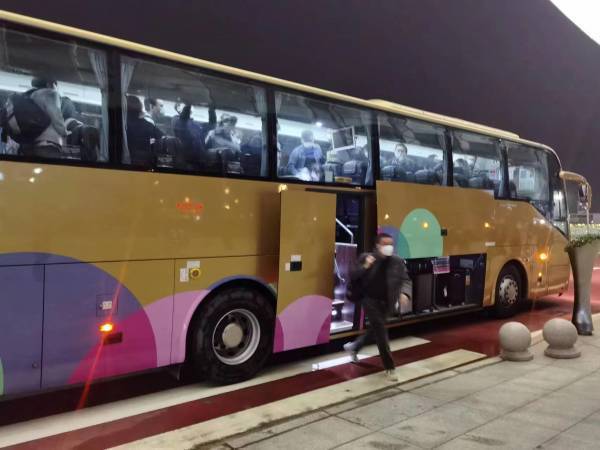 1月8日凌晨，港珠澳大桥迎来恢复全面通关