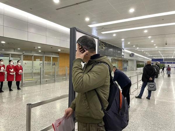 “李名语,欢迎回家”,父亲手写横幅迎接3年未见的女儿 “李名语,欢迎回家”,父亲手写横幅迎接3年未见的女儿