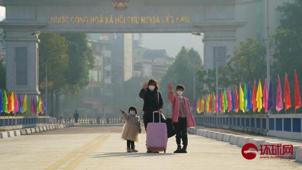 中越河口口岸正式恢复通关,越南工作人员准备鲜花迎接中国游客 中越河口口岸正式恢复通关,越南工作人员准备鲜花迎接中国游客