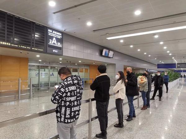 “李名语,欢迎回家”,父亲手写横幅迎接3年未见的女儿 “李名语,欢迎回家”,父亲手写横幅迎接3年未见的女儿