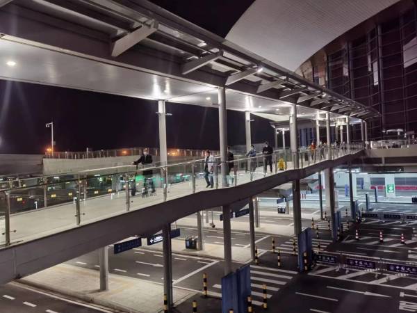 1月8日凌晨，港珠澳大桥迎来恢复全面通关