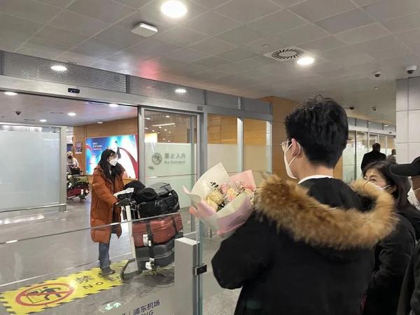 “李名语,欢迎回家”,父亲手写横幅迎接3年未见的女儿 “李名语,欢迎回家”,父亲手写横幅迎接3年未见的女儿