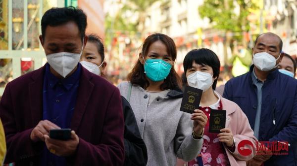 中越河口口岸正式恢复通关,越南工作人员准备鲜花迎接中国游客 中越河口口岸正式恢复通关,越南工作人员准备鲜花迎接中国游客