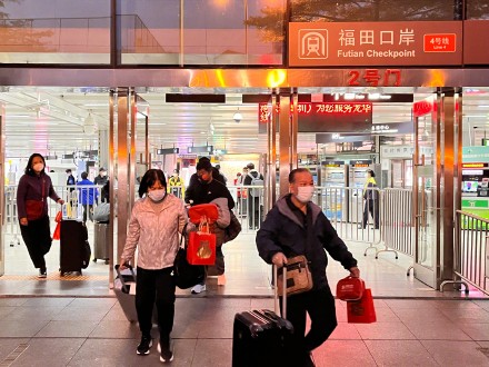 直击深圳福田口岸通关！有旅客激动哽咽