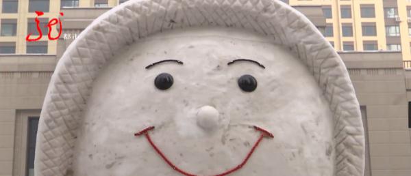 哈尔滨一小区门口出现“网红大雪人”copy版，快来看看像不像