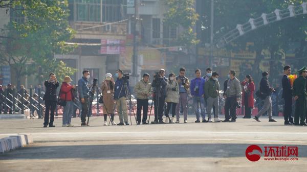 中越河口口岸正式恢复通关,越南工作人员准备鲜花迎接中国游客 中越河口口岸正式恢复通关,越南工作人员准备鲜花迎接中国游客