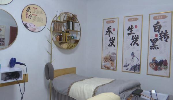 蓄了10年的长发一朝变“鸡窝”！女子怀疑有人故意使坏，商家解释称……