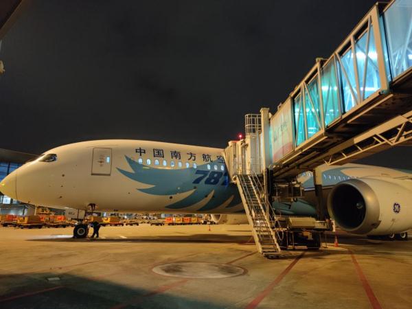 入境新政实施：首班航班落地广州 多家航企取消入境分流