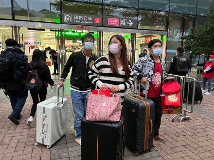 直击深圳福田口岸通关！有旅客激动哽咽