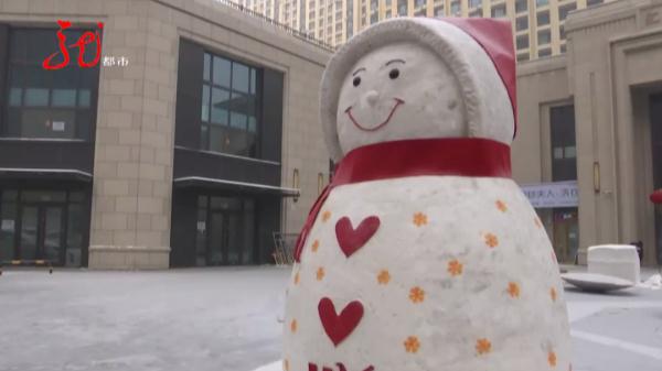 哈尔滨一小区门口出现“网红大雪人”copy版，快来看看像不像