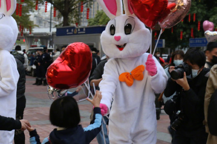直击深圳福田口岸通关！有旅客激动哽咽