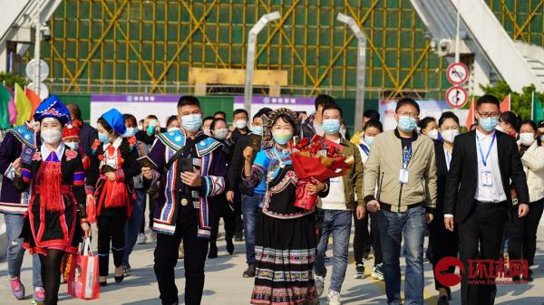 中越河口口岸正式恢复通关,越南工作人员准备鲜花迎接中国游客 中越河口口岸正式恢复通关,越南工作人员准备鲜花迎接中国游客