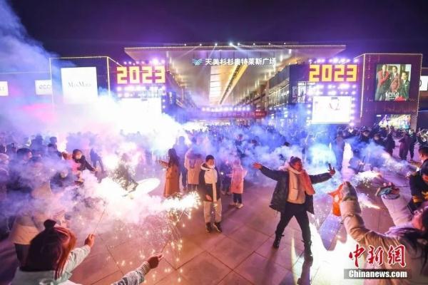 烟花爆竹是“禁”是“放”？多地调整政策