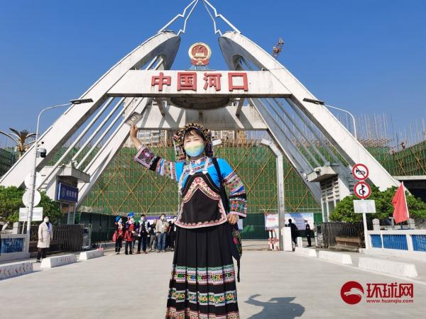 中越河口口岸正式恢复通关,越南工作人员准备鲜花迎接中国游客 中越河口口岸正式恢复通关,越南工作人员准备鲜花迎接中国游客