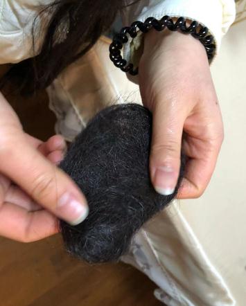 蓄了10年的长发一朝变“鸡窝”！女子怀疑有人故意使坏，商家解释称……