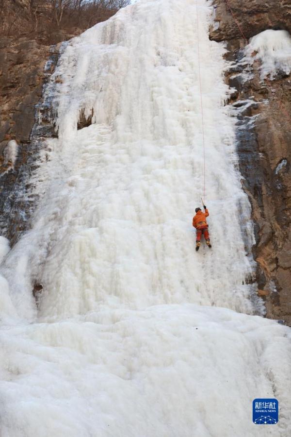 河北邢台:壮美冰壁引客来 河北邢台:壮美冰壁引客来