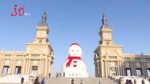 哈尔滨一小区门口出现“网红大雪人”copy版，快来看看像不像