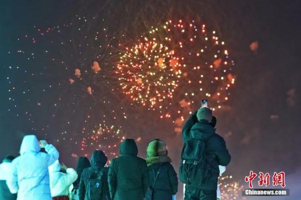 烟花爆竹是“禁”是“放”？多地调整政策