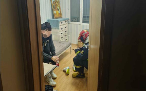 凌晨！15岁少年放火烧家......