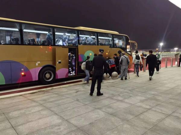 1月8日凌晨，港珠澳大桥迎来恢复全面通关