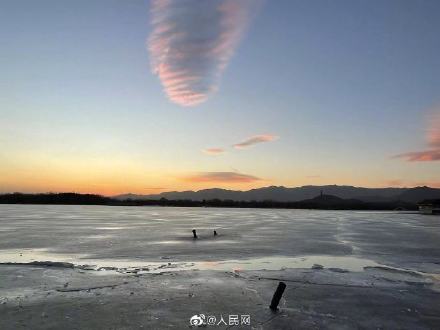 北京天空现绝美飞碟云