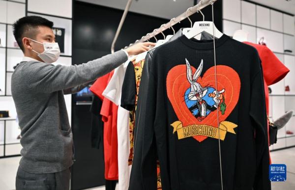 海口国际免税城里的“兔年”商品 海口国际免税城里的“兔年”商品