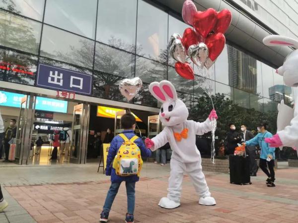 深港有序恢复通关后，口岸周边热闹繁忙，年味足！