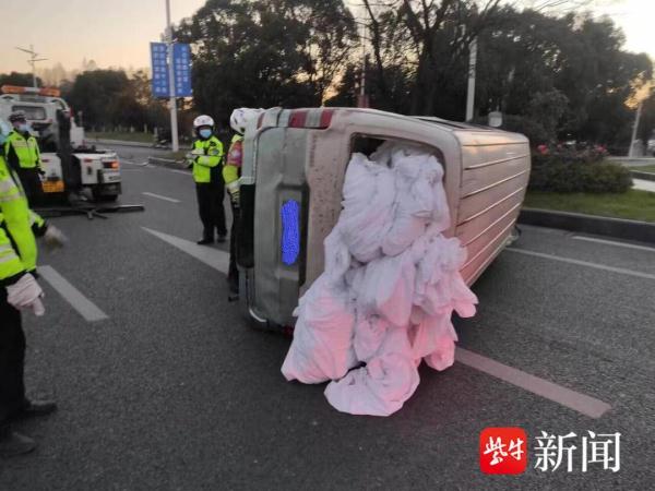 驾驶员看错信号灯，小轿车一头撞翻面包车