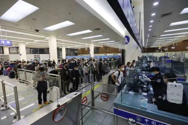 深港有序恢复通关后，口岸周边热闹繁忙，年味足！