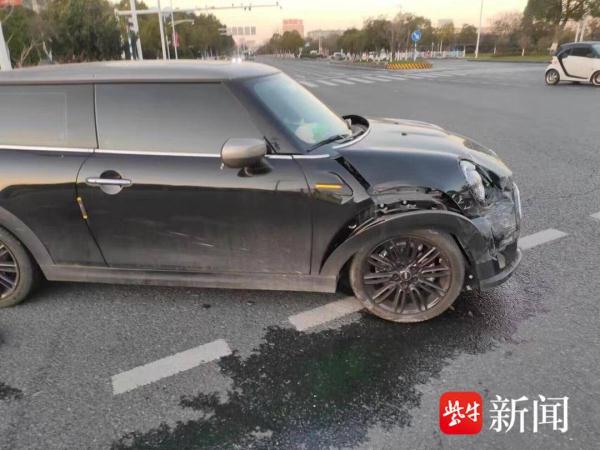 驾驶员看错信号灯，小轿车一头撞翻面包车