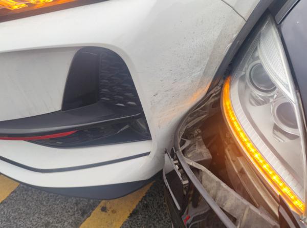 高速收费站抢道酿事故,贵州交警:加塞负全责! 高速收费站抢道酿事故,贵州交警:加塞负全责!