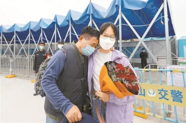 深港有序恢复通关后，口岸周边热闹繁忙，年味足！