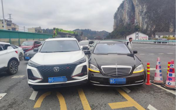 高速收费站抢道酿事故,贵州交警:加塞负全责! 高速收费站抢道酿事故,贵州交警:加塞负全责!