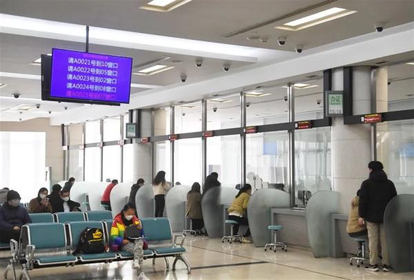 直击上海出入境管理部门恢复办证首日
