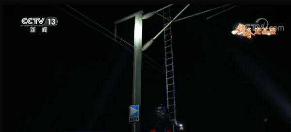 深夜出动，他们是守护高寒高铁的“蜘蛛侠”