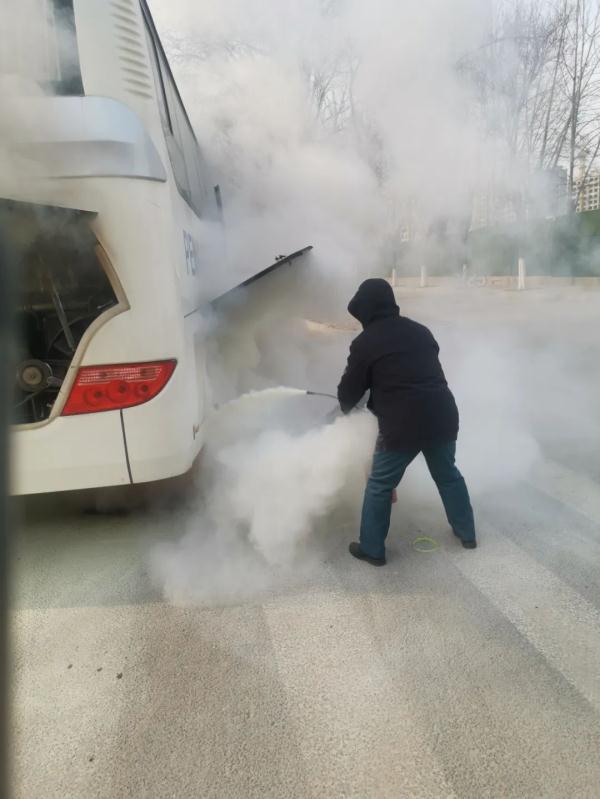 “这样的公交车司机，帅极了！”