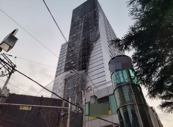 韩国釜山一高层建筑今晨发生火灾,建筑材质导致大火迅速烧向顶楼 韩国釜山一高层建筑今晨发生火灾,建筑材质导致大火迅速烧向顶楼