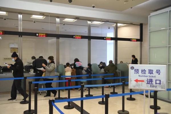 直击上海出入境管理部门恢复办证首日