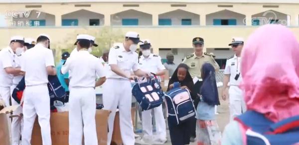 我驻吉布提保障基地向当地小学捐赠教育物资 我驻吉布提保障基地向当地小学捐赠教育物资