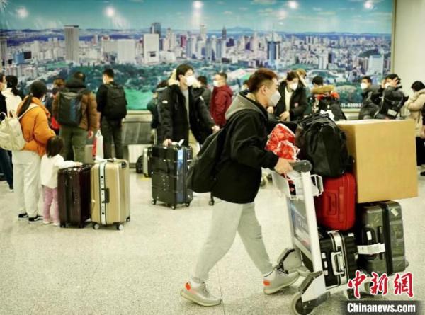 大连机场迎“乙类乙管”政策实施后首批海外航班：接机大厅重回热闹