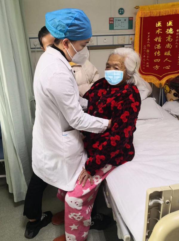 99岁老人不慎骨折,专家挑战高龄手术助其重新站立 99岁老人不慎骨折,专家挑战高龄手术助其重新站立